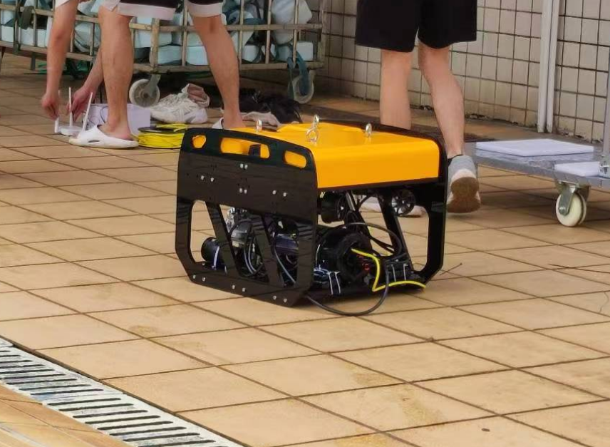 第二代水下机器人在水池边测试的实拍